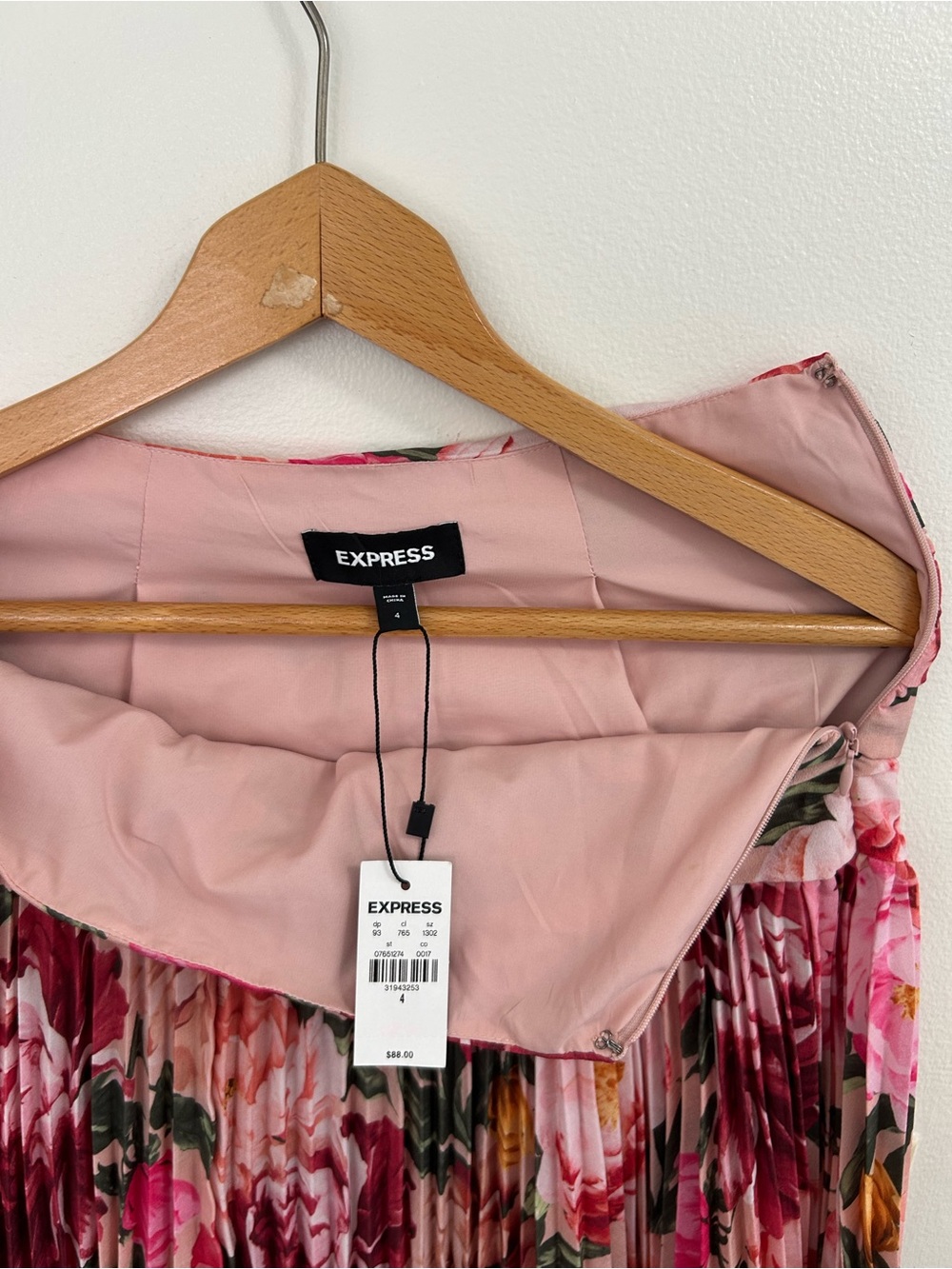 Express Floral Pleated Mini Skirt in Romantic Pink (NWT) - Picture 2 of 5